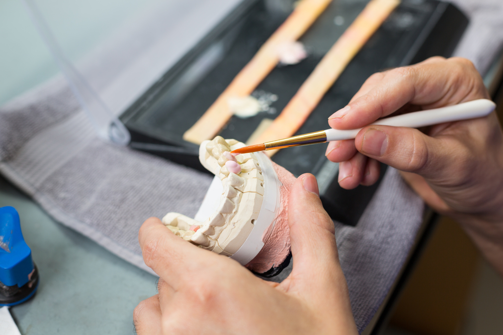 Closeup,Of,A,Dental,Technician,Applying,Porcelain,To,A,Dentition