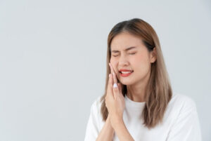 Surrounding Teeth Hurt After Tooth Extraction symptoms